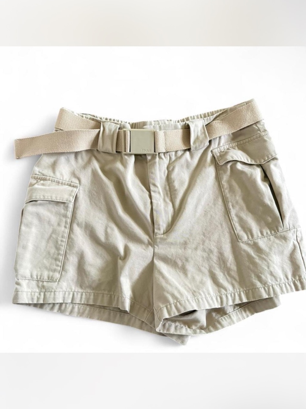 Aritzia TNA cream cargo shorts with belt